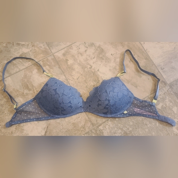 Victoria’s Secret Wireless Lace Push-Up Bra (NWOT) - Picture 4 of 8